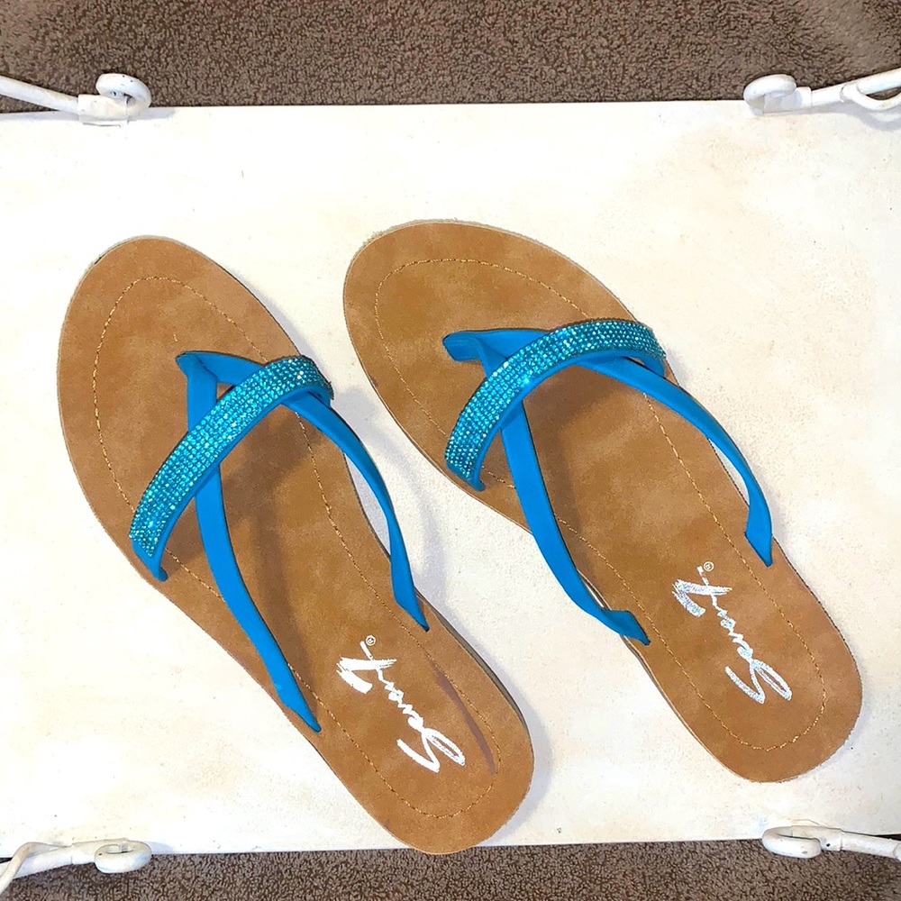 2 pairs of SEVEN7 Flip Flops